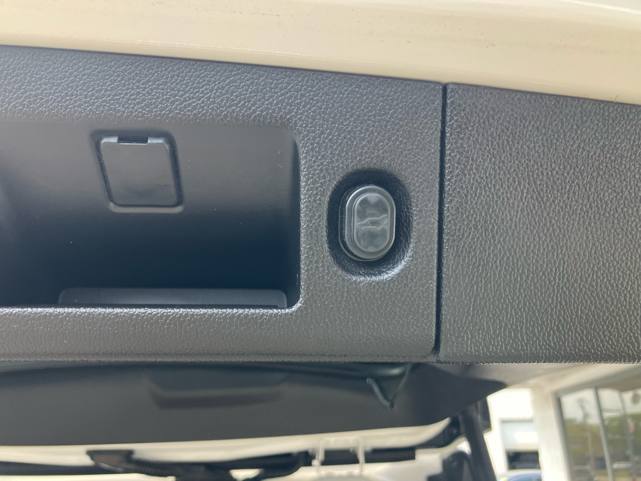 2016 Cadillac Escalade Premium photo 18