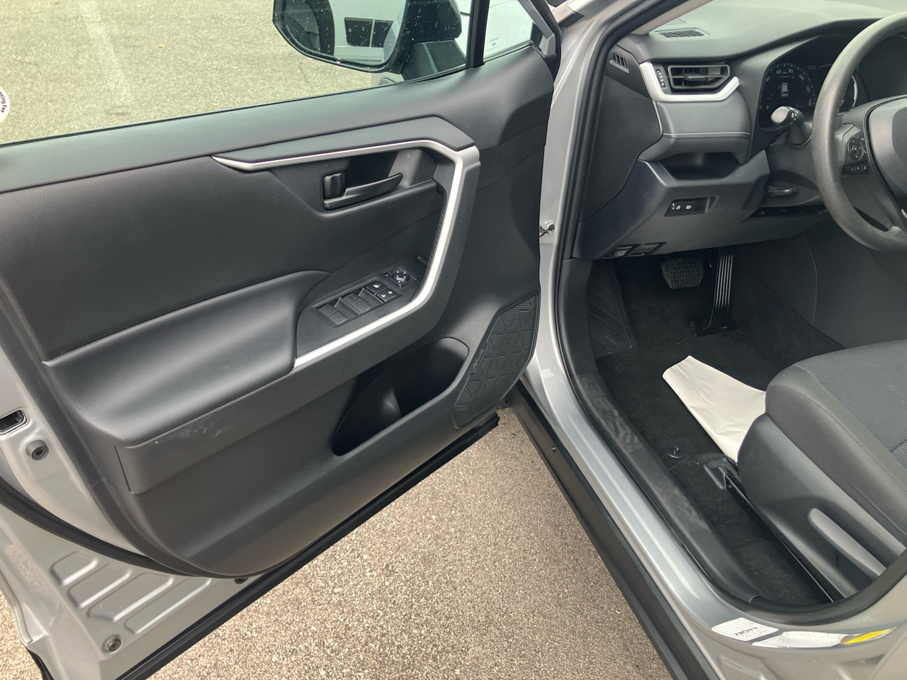 Toyota RAV4 LE 2024 Toyota RAV4 LE 2024