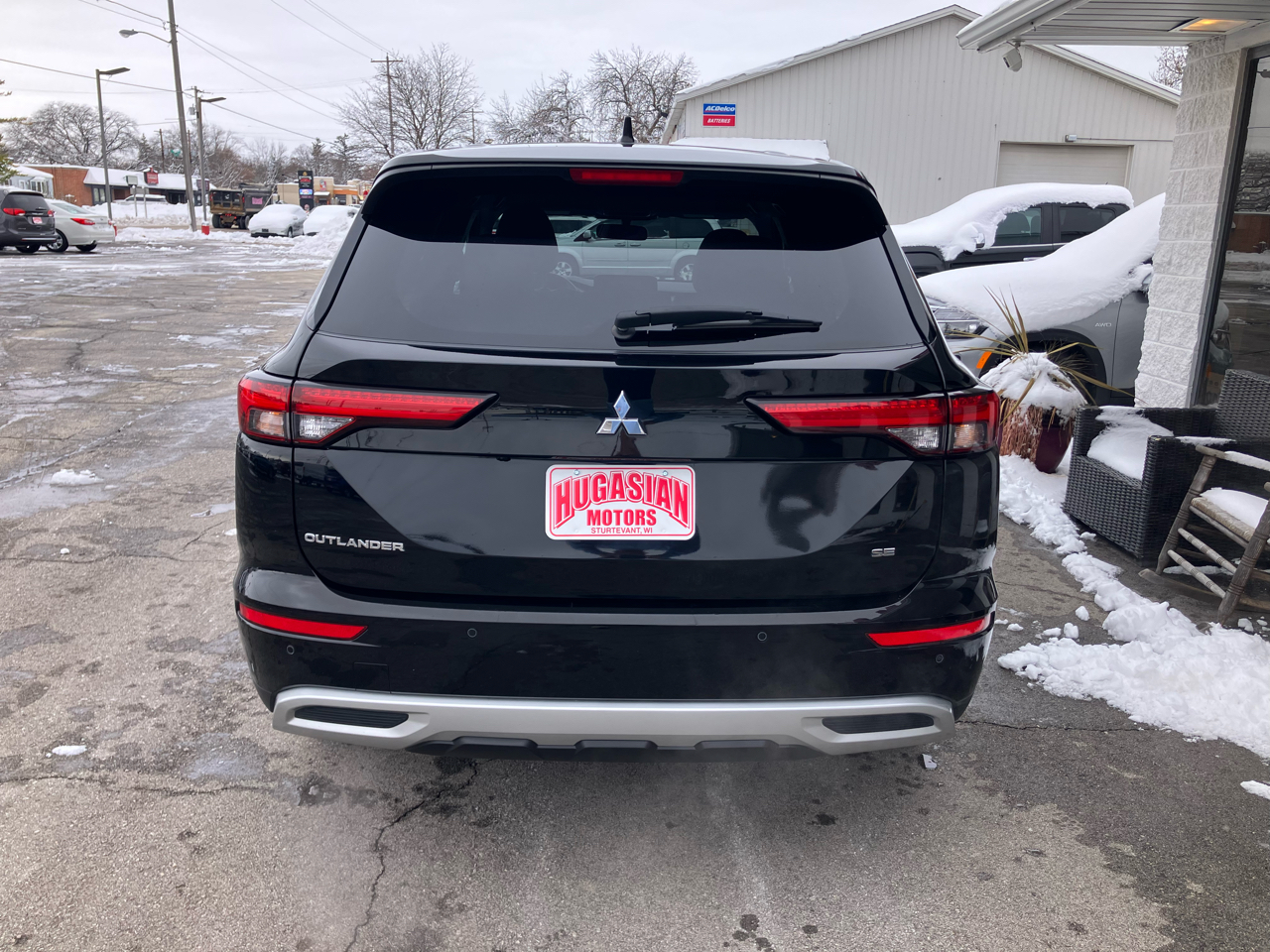 2024 Mitsubishi Outlander SE Black Edition photo 2