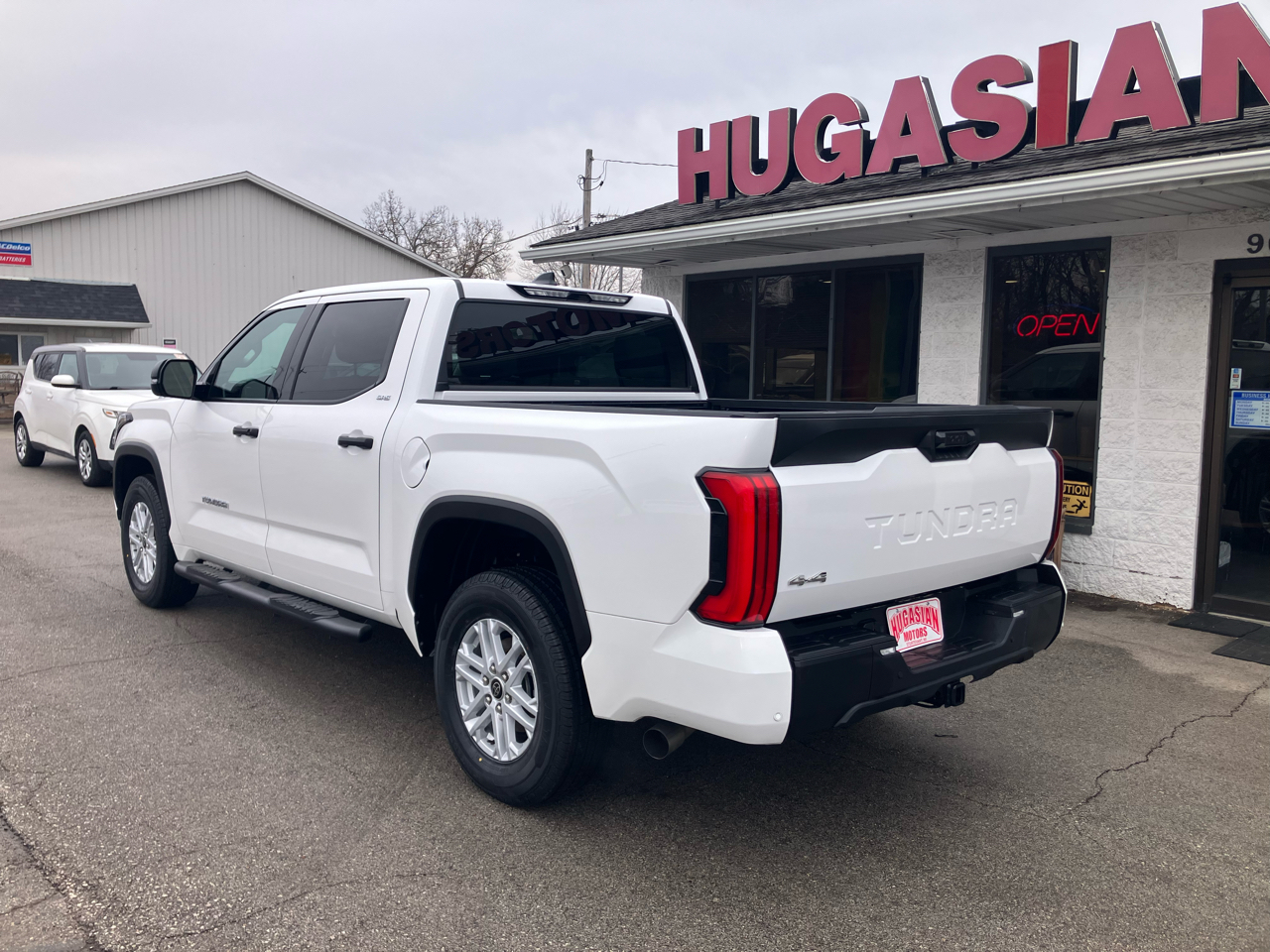 Toyota Tundra 4WD SR5 CrewMax 5.5' Bed (Natl) 2023