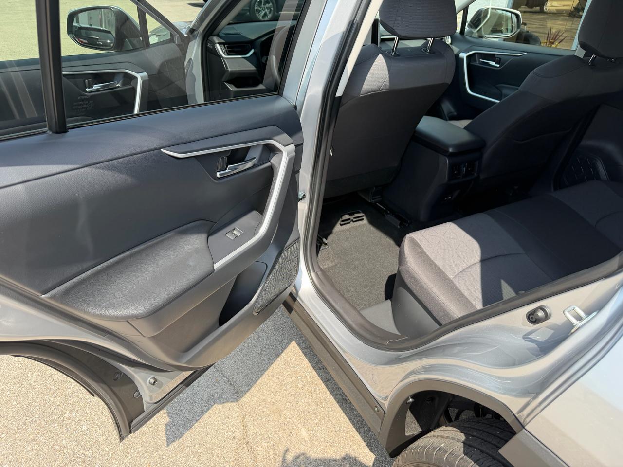 Toyota RAV4 Hybrid XLE 2025