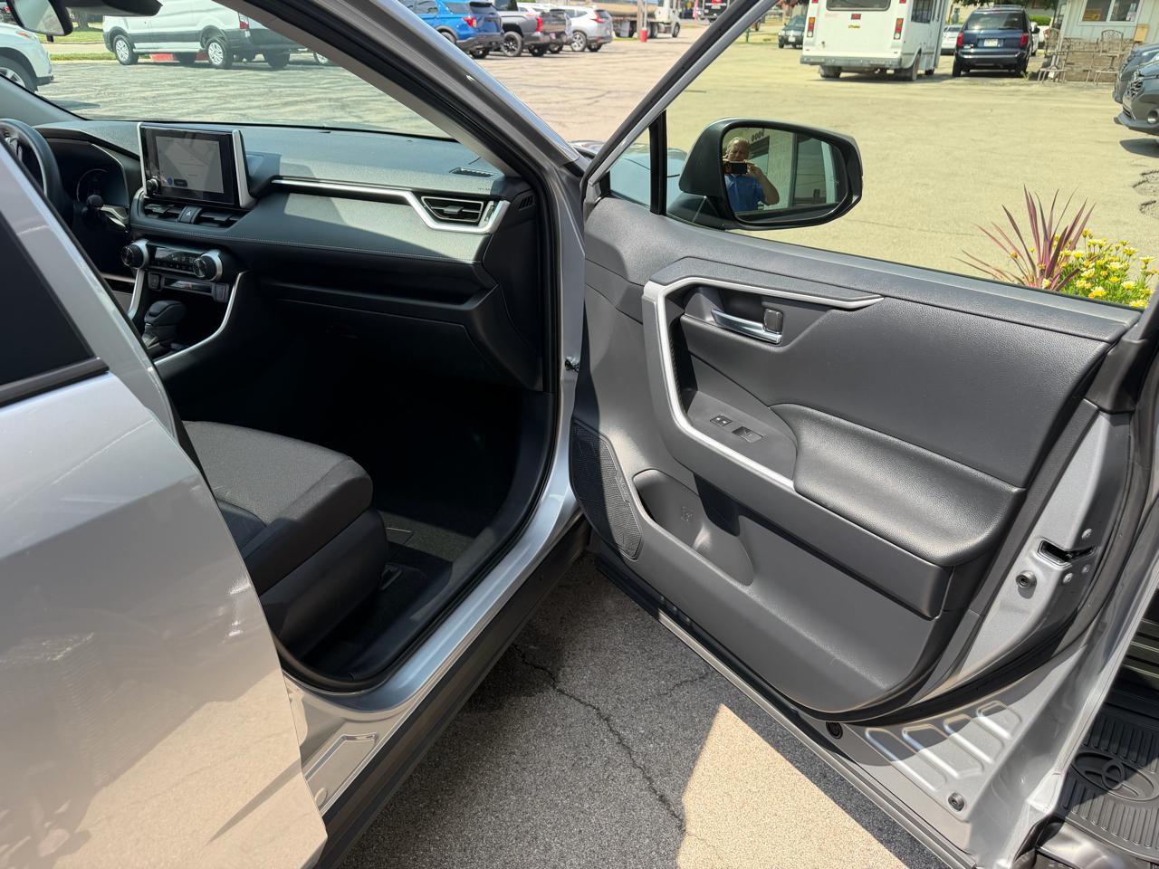Toyota RAV4 Hybrid XLE 2025