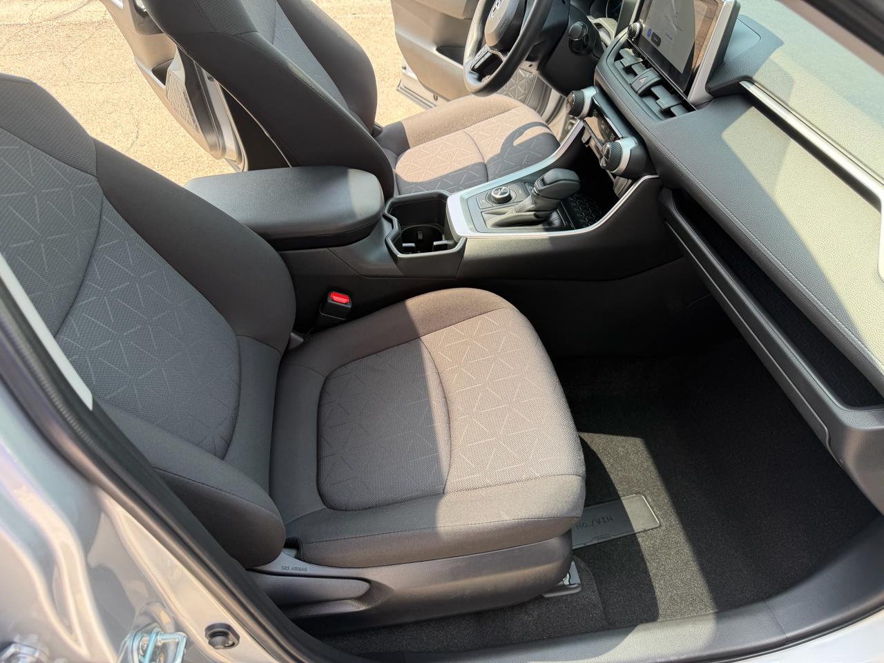 Toyota RAV4 Hybrid XLE 2025