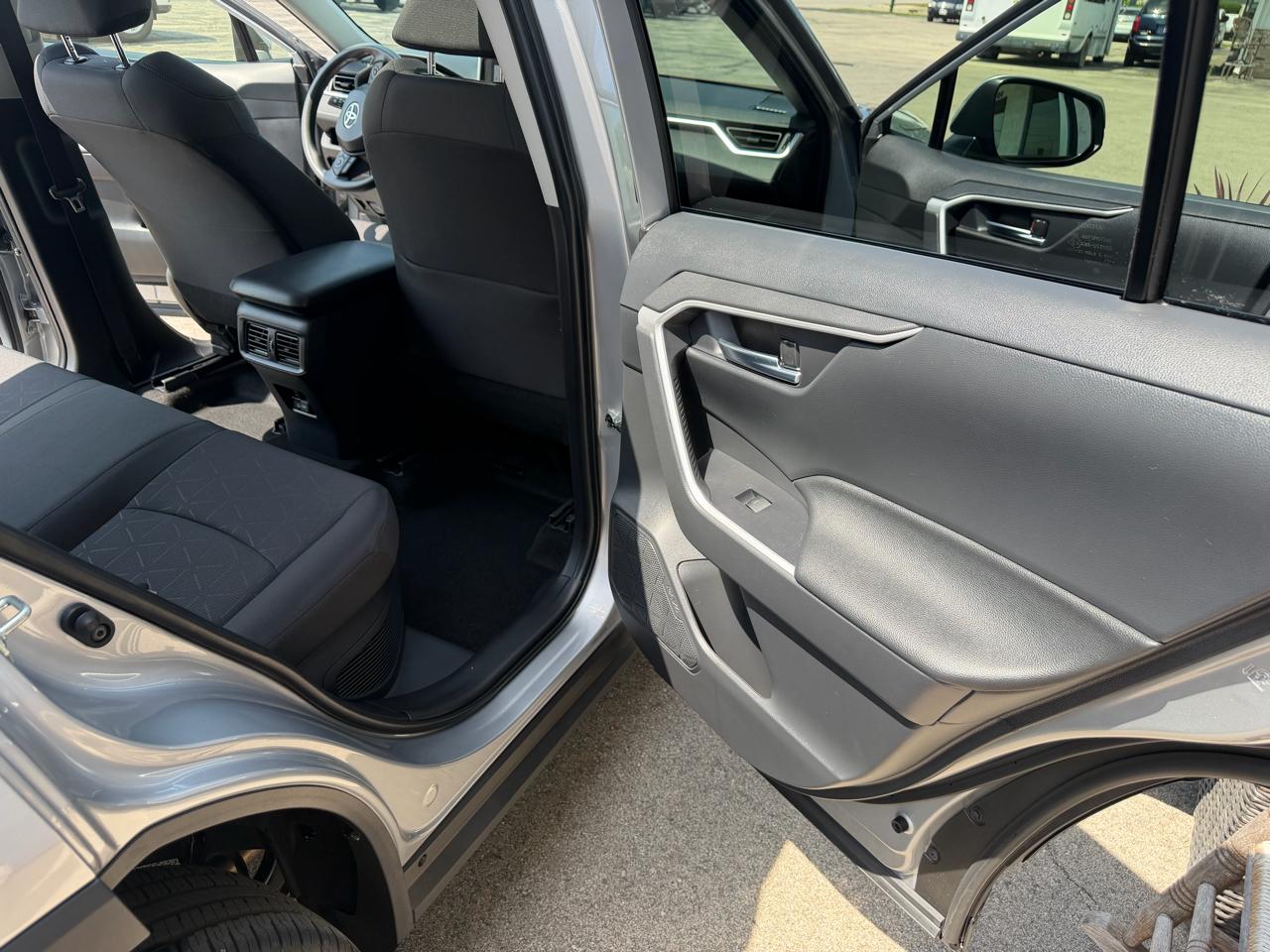 Toyota RAV4 Hybrid XLE 2025