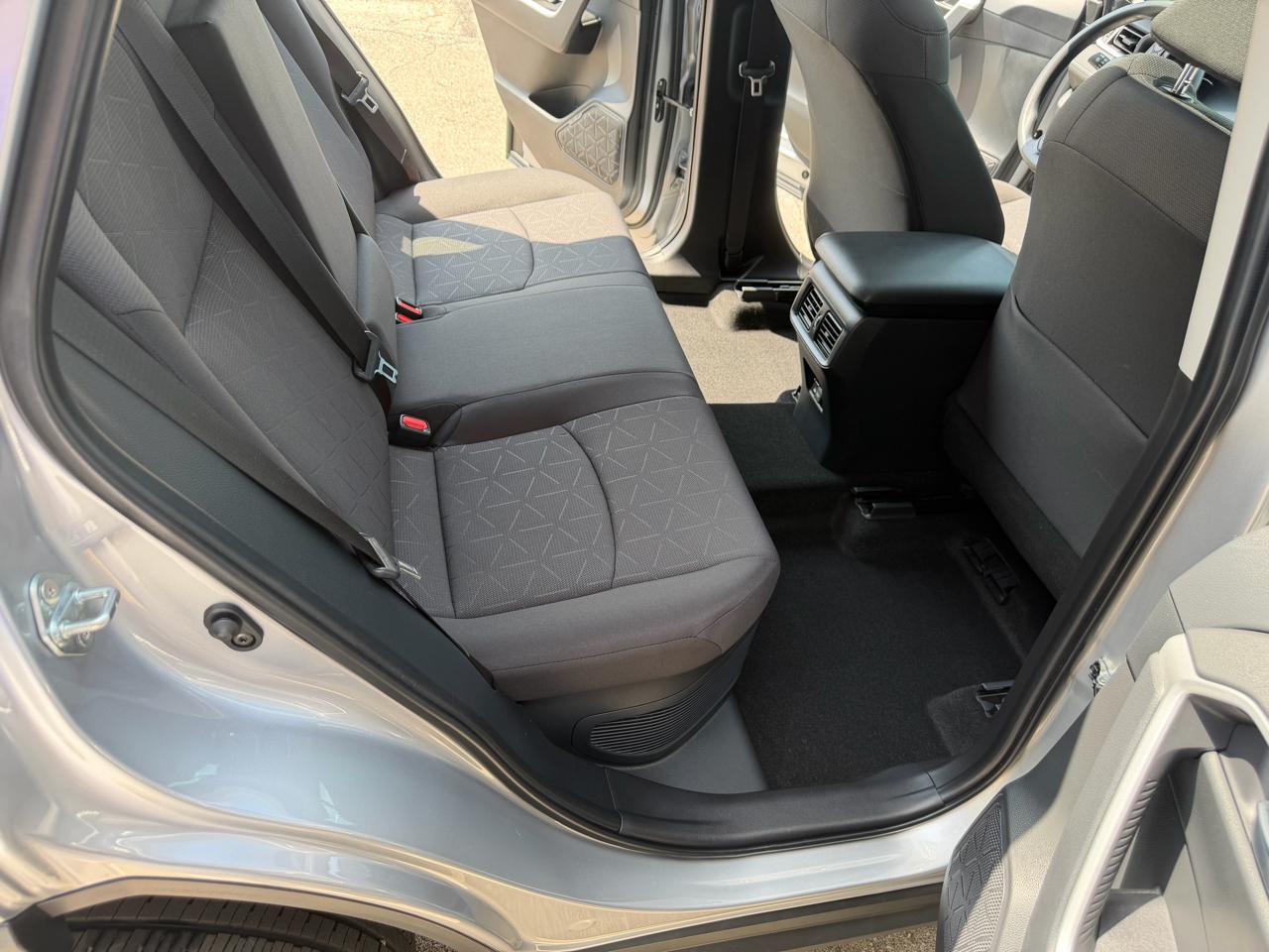 Toyota RAV4 Hybrid XLE 2025