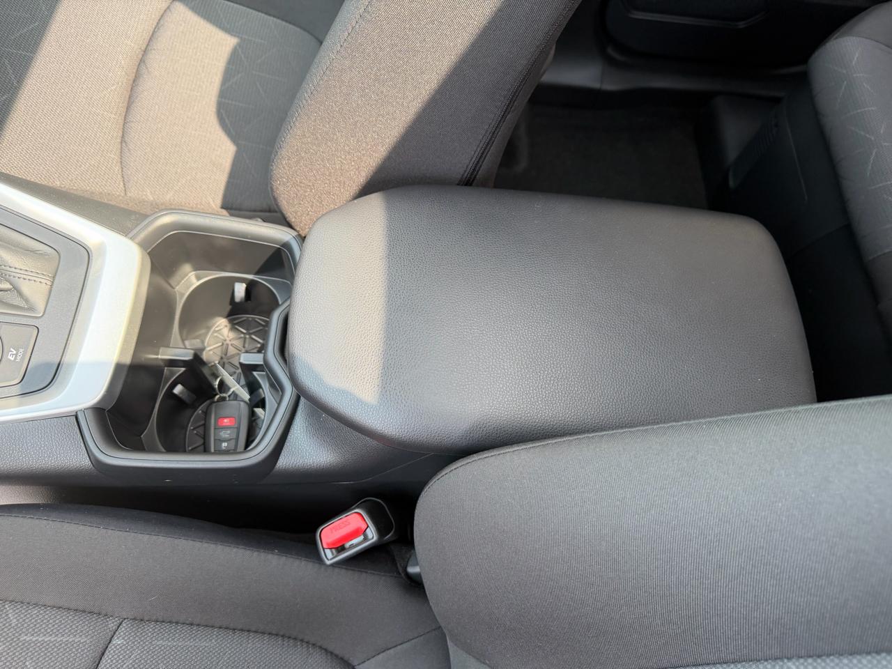 Toyota RAV4 Hybrid XLE 2025