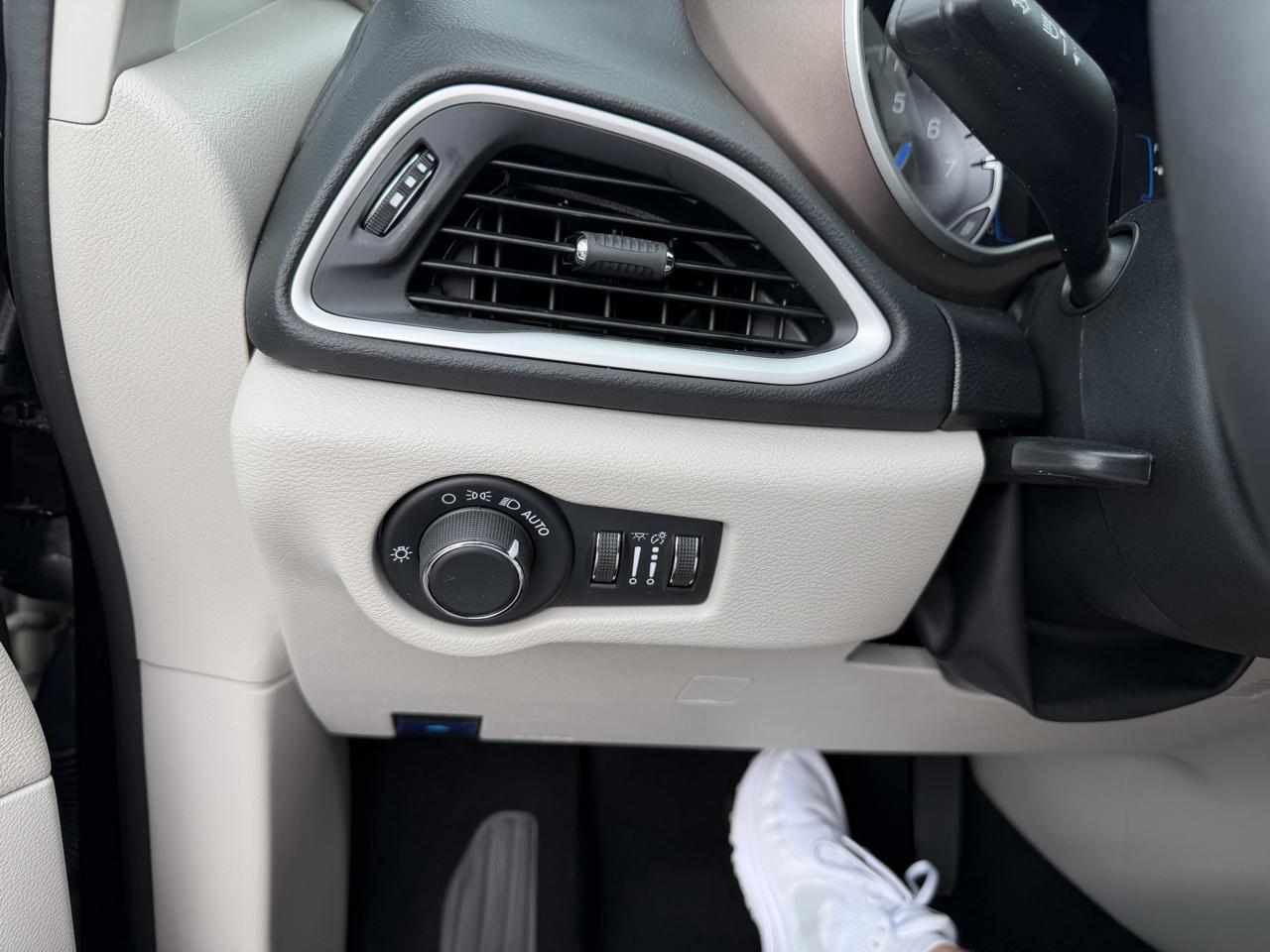 Chrysler Voyager LX 2023