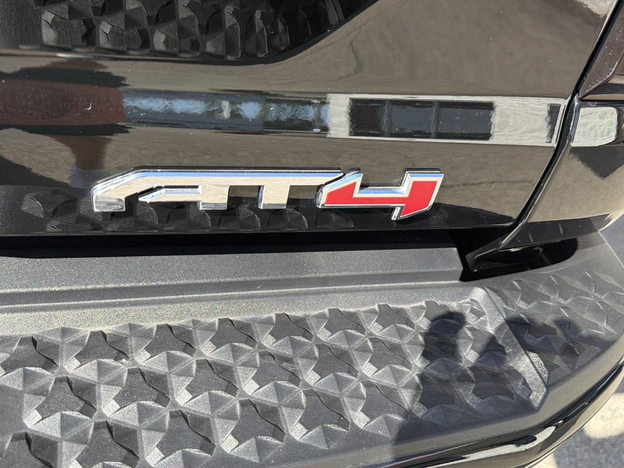 GMC Canyon AT4 Crew Cab 4WD 2025