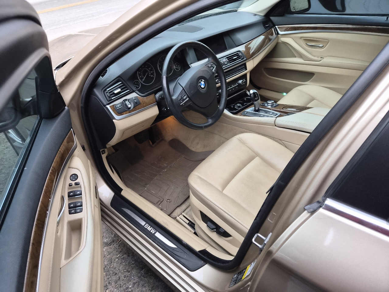 BMW 5-Series 535xi 2011