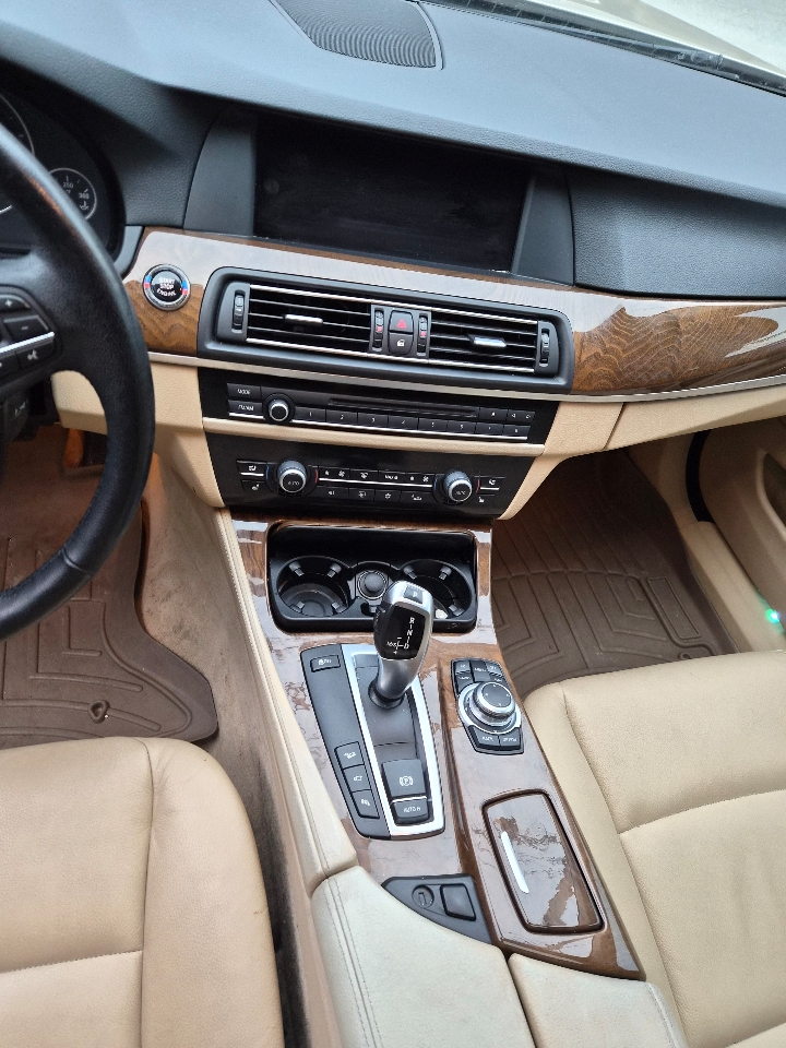 BMW 5-Series 535xi 2011