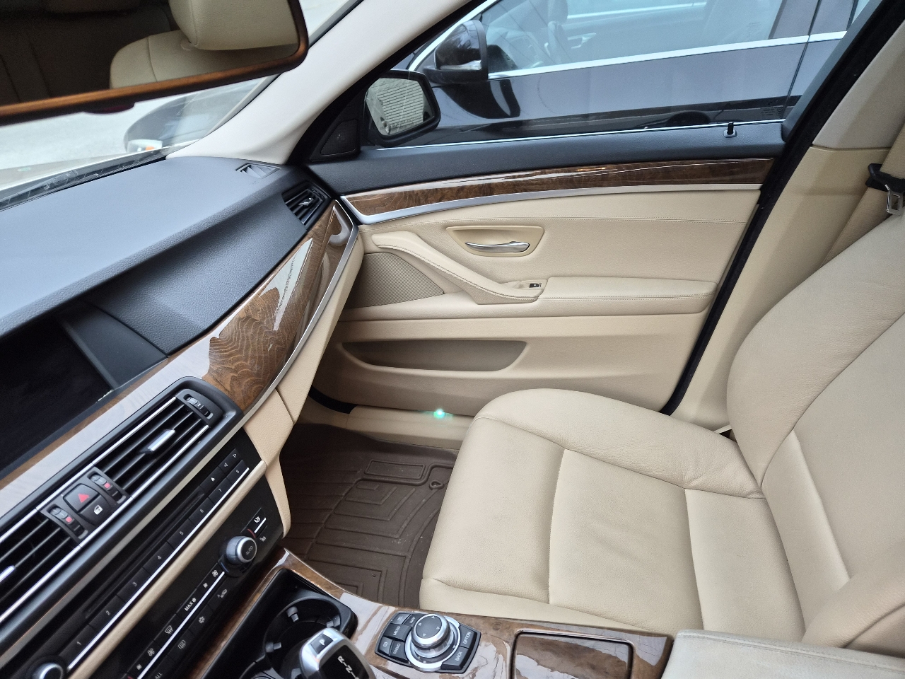 BMW 5-Series 535xi 2011