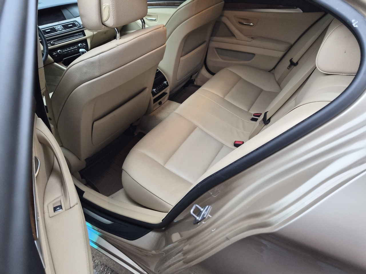 BMW 5-Series 535xi 2011