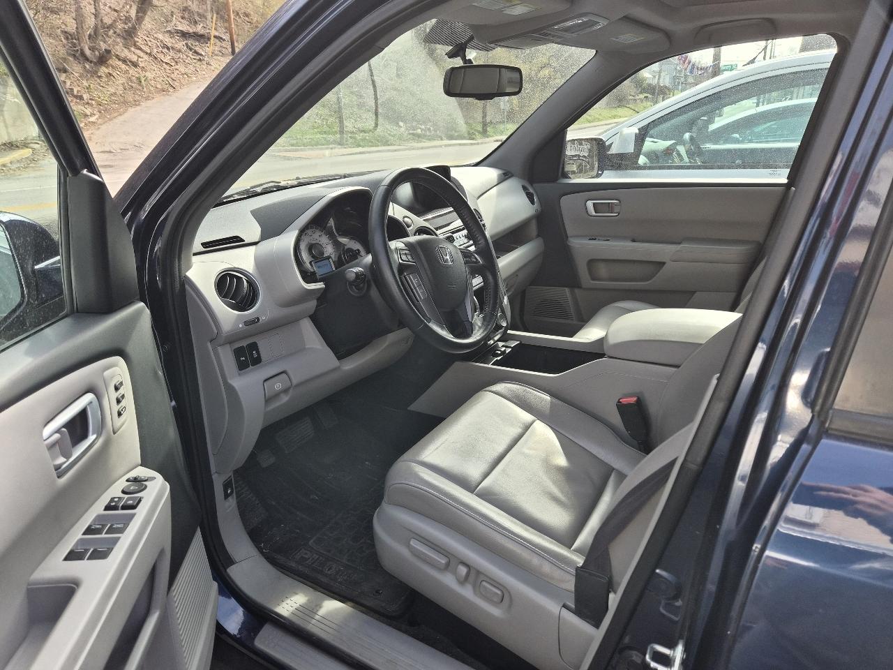 Honda Pilot Touring 4WD 5-Spd AT with DVD 2014