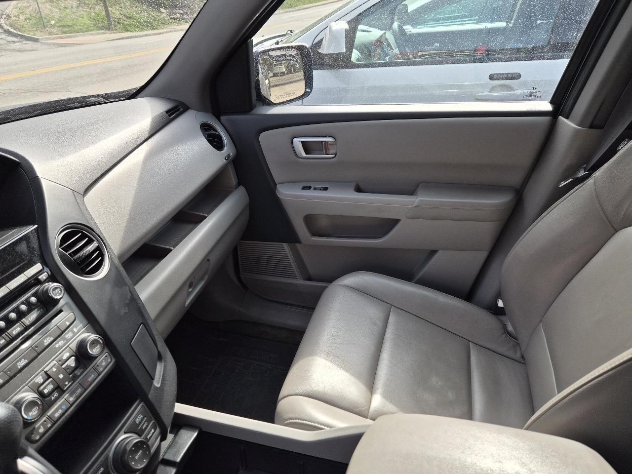 Honda Pilot Touring 4WD 5-Spd AT with DVD 2014