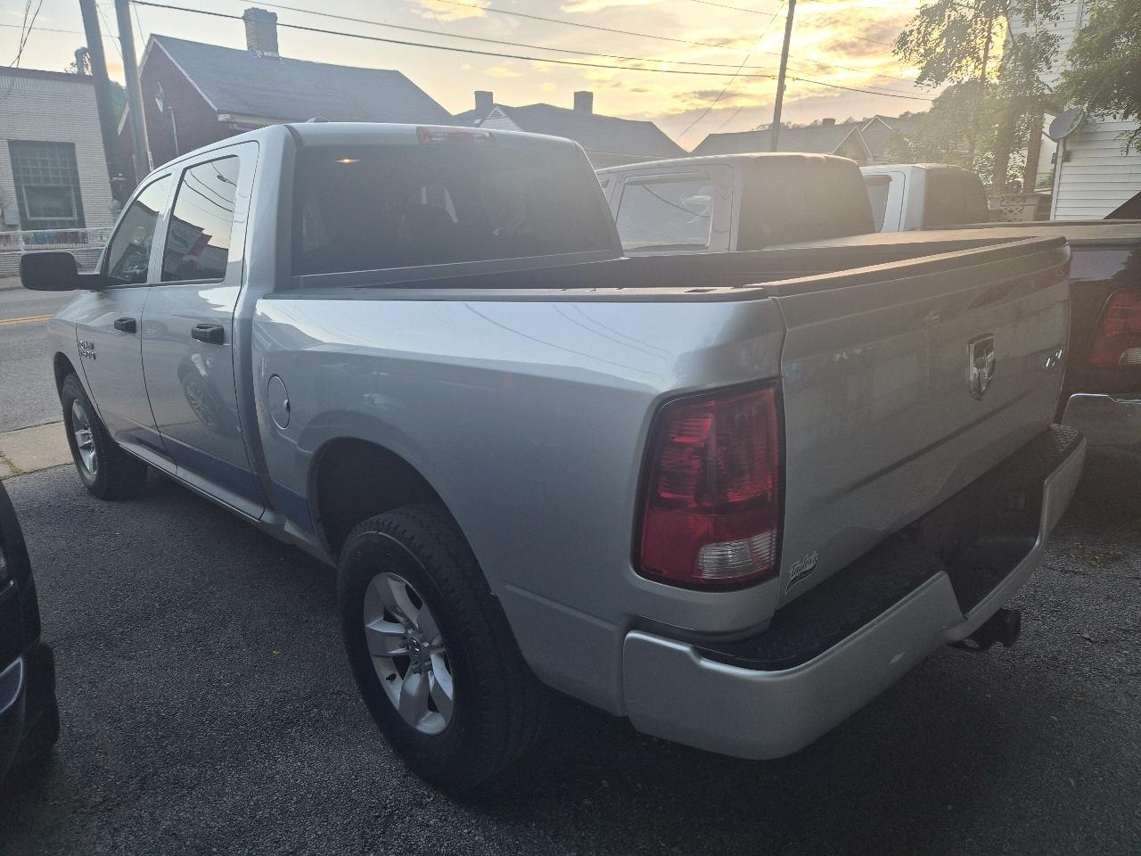 RAM 1500 Tradesman Crew Cab SWB 4WD 2017