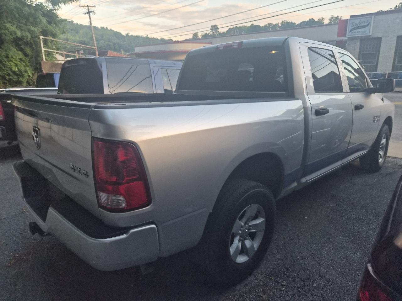 RAM 1500 Tradesman Crew Cab SWB 4WD 2017