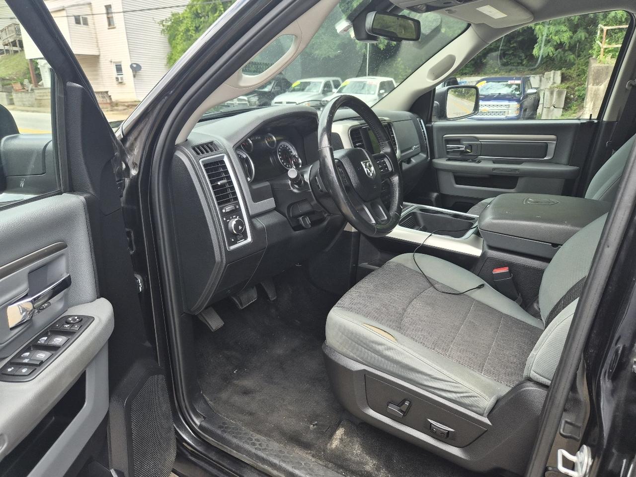 RAM 1500 SLT Crew Cab SWB 4WD 2016