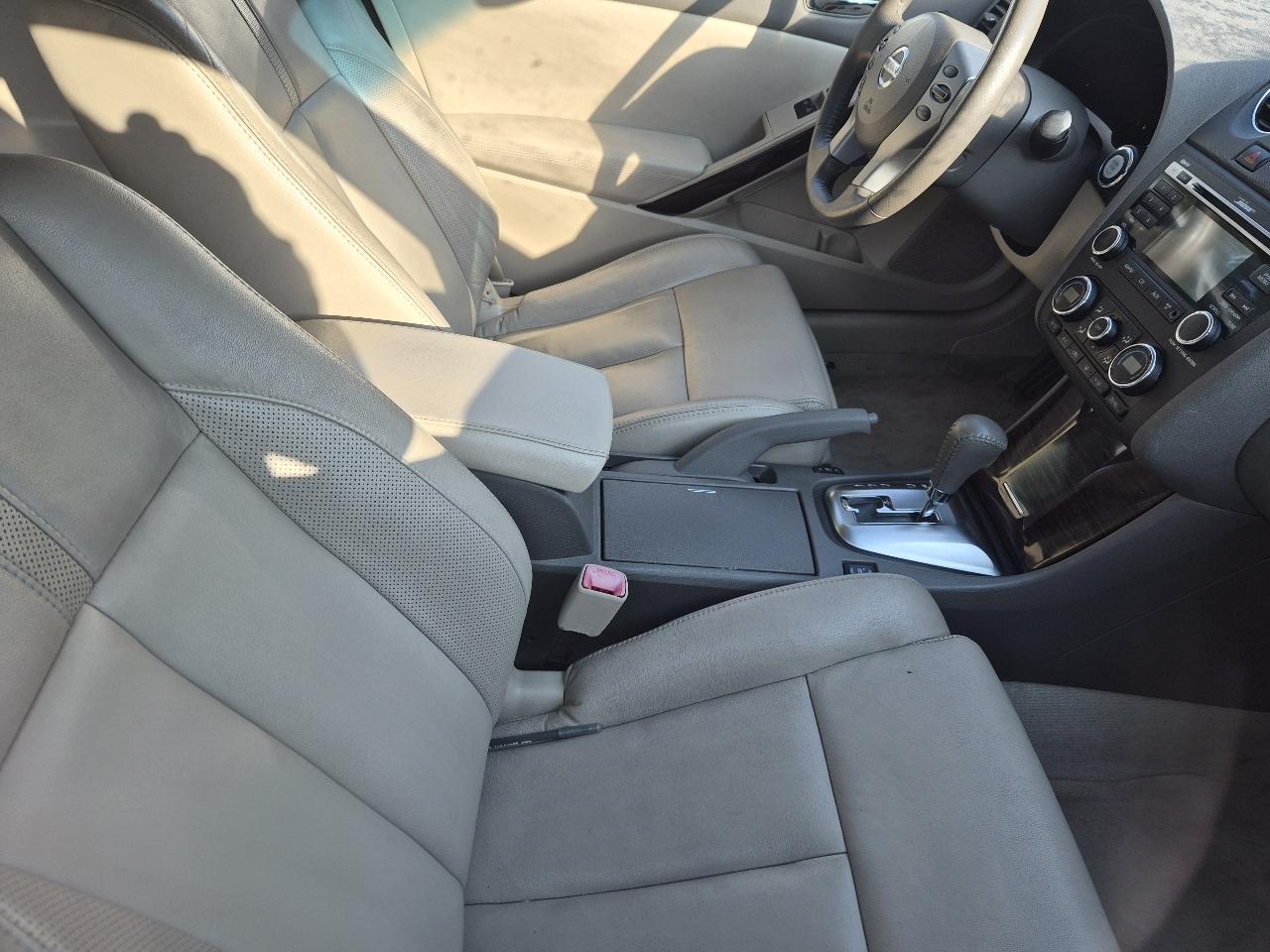 Nissan Altima 2.5 S 6M/T Coupe 2010
