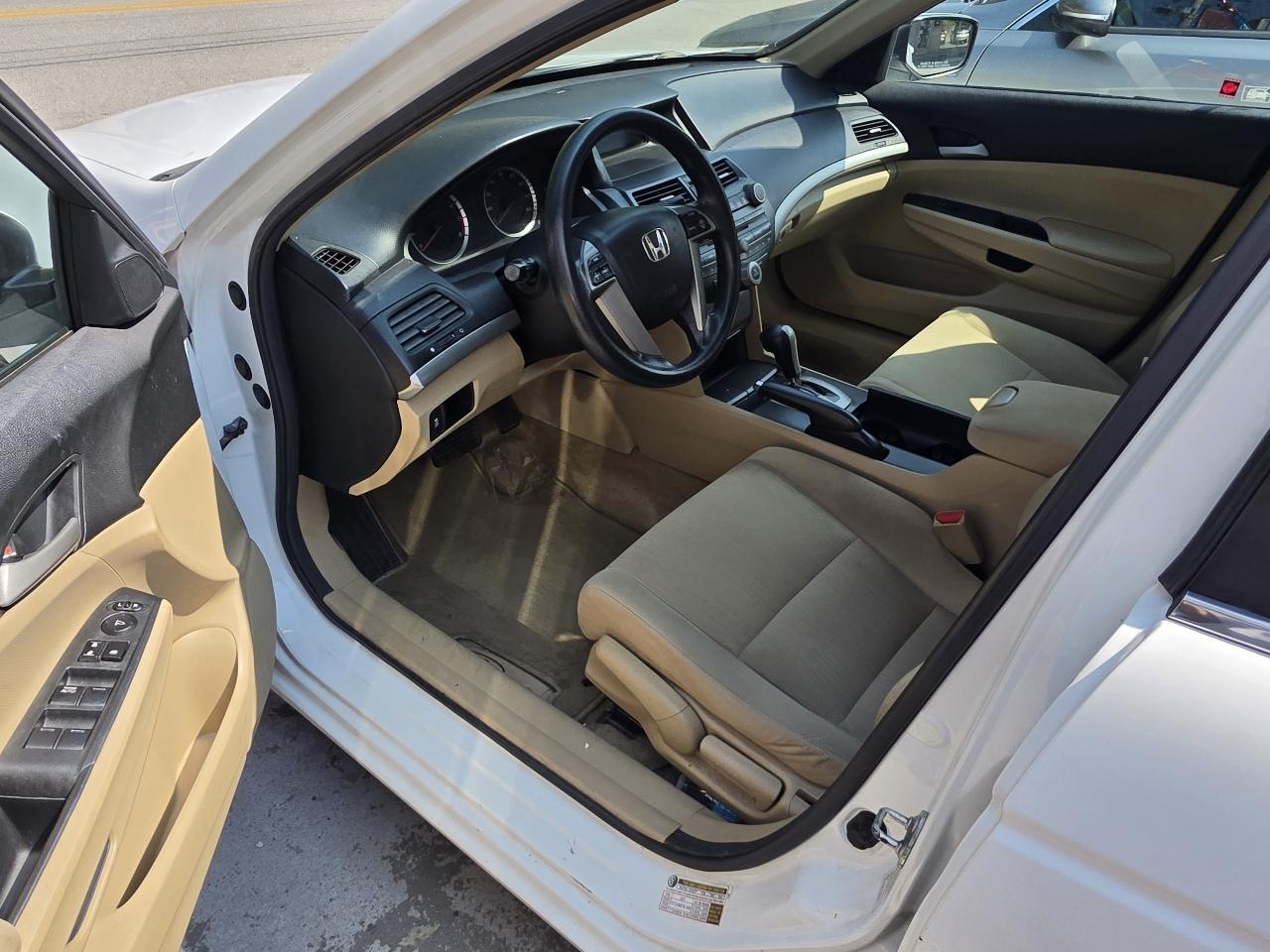 Honda Accord LX sedan AT 2012