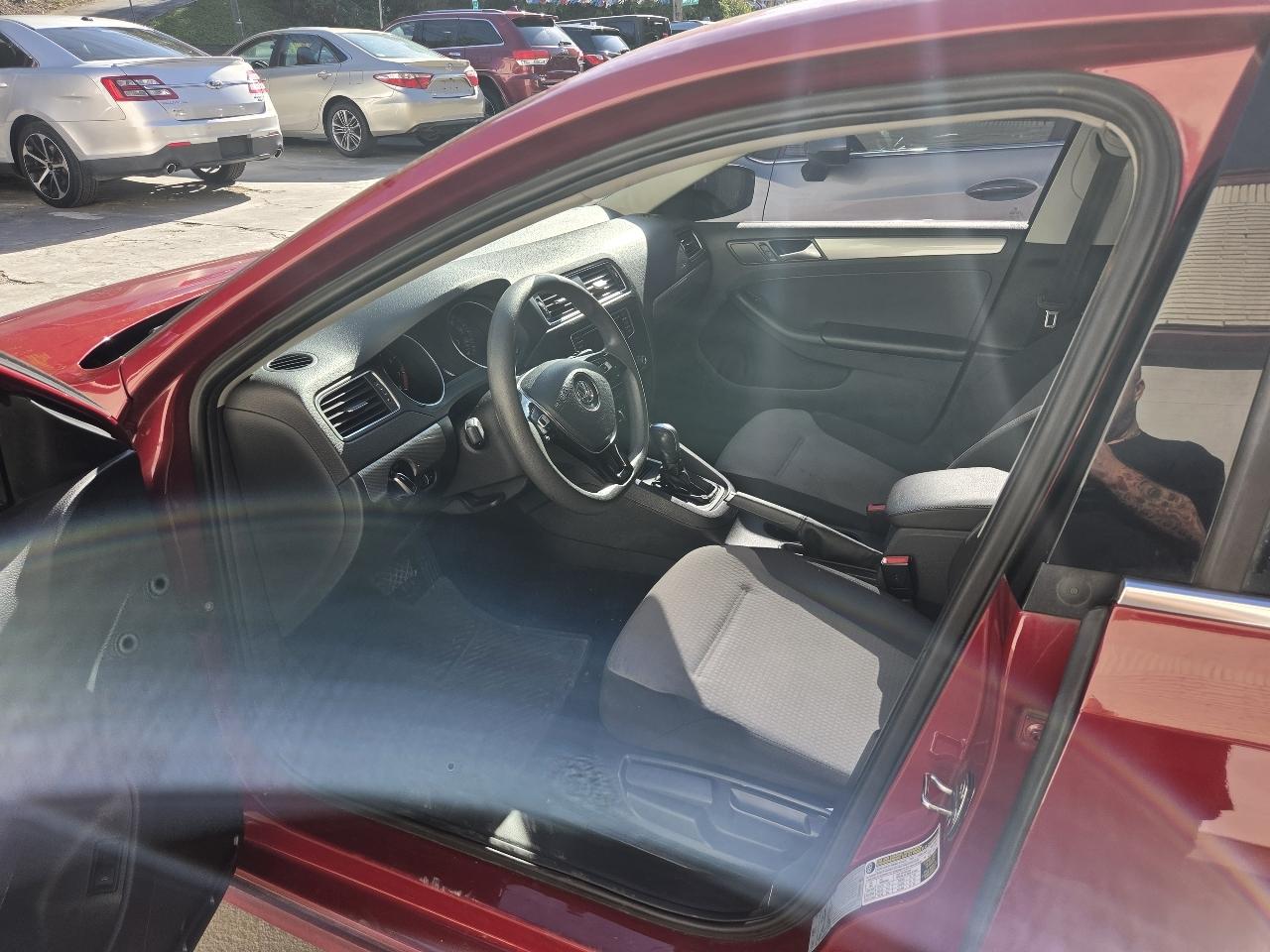 Volkswagen Jetta photo 3