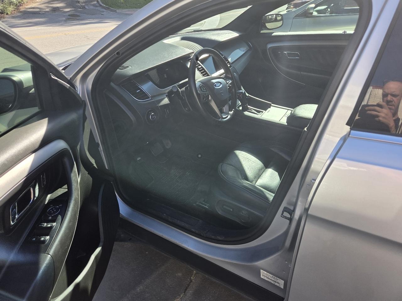 Ford Taurus photo 3