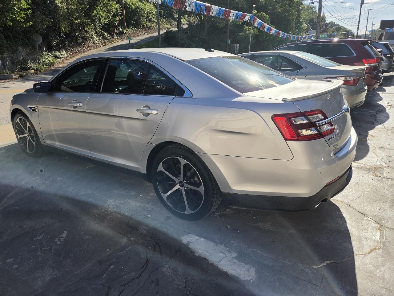 Ford Taurus photo 10