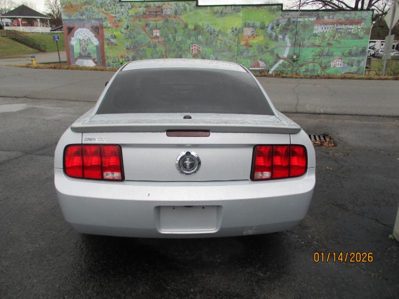 Ford Mustang V6 Deluxe Coupe 2007