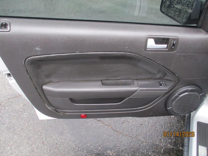 Ford Mustang V6 Deluxe Coupe 2007