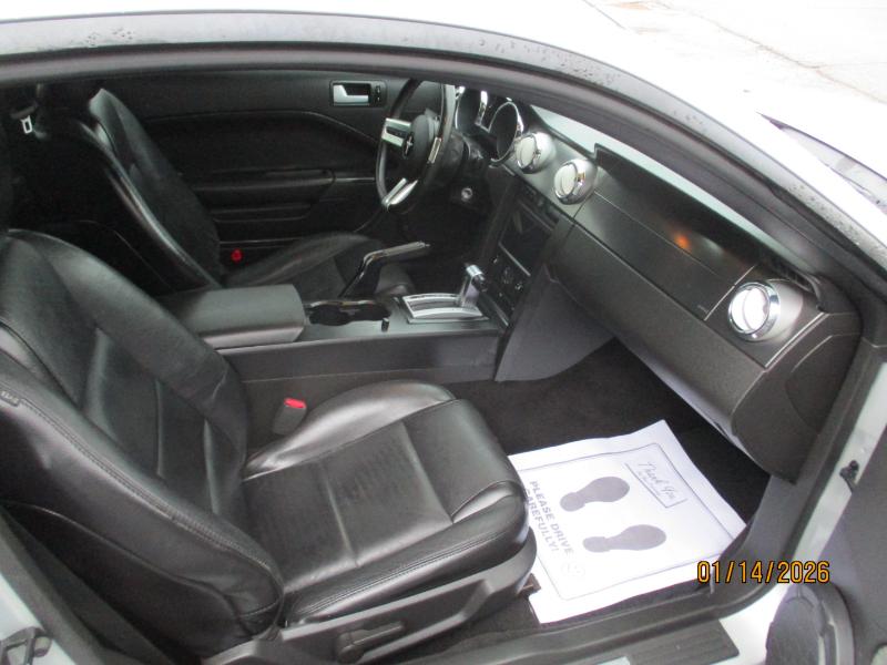 Ford Mustang V6 Deluxe Coupe 2007