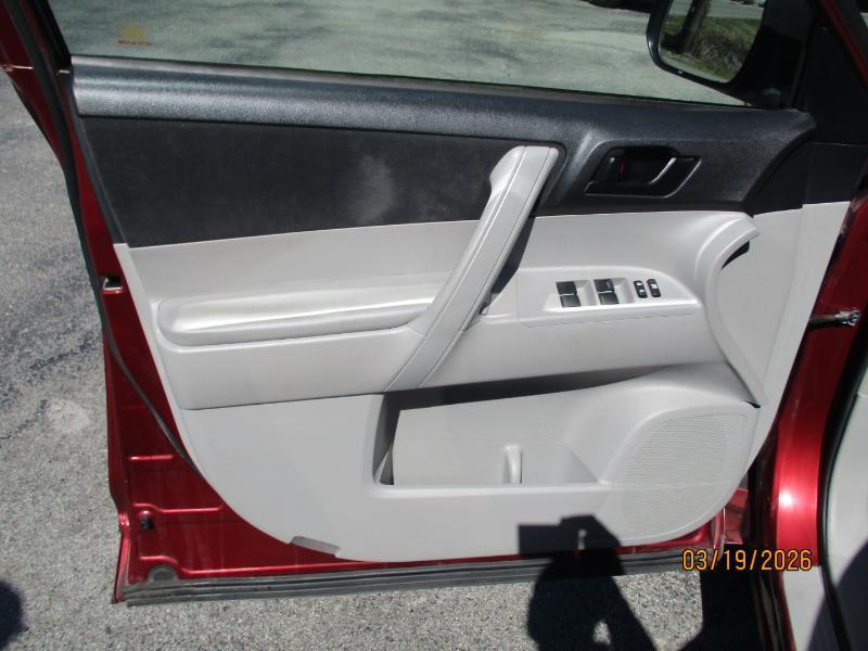 Toyota Highlander Base 4WD 2008