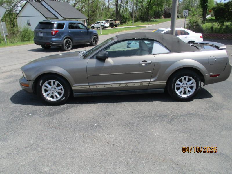 Ford Mustang V6 Deluxe Convertible 2005