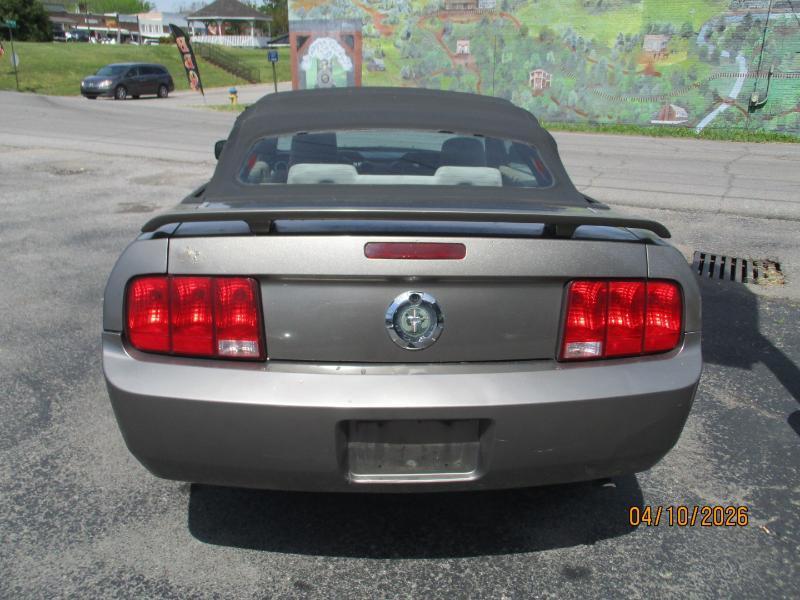 Ford Mustang V6 Deluxe Convertible 2005