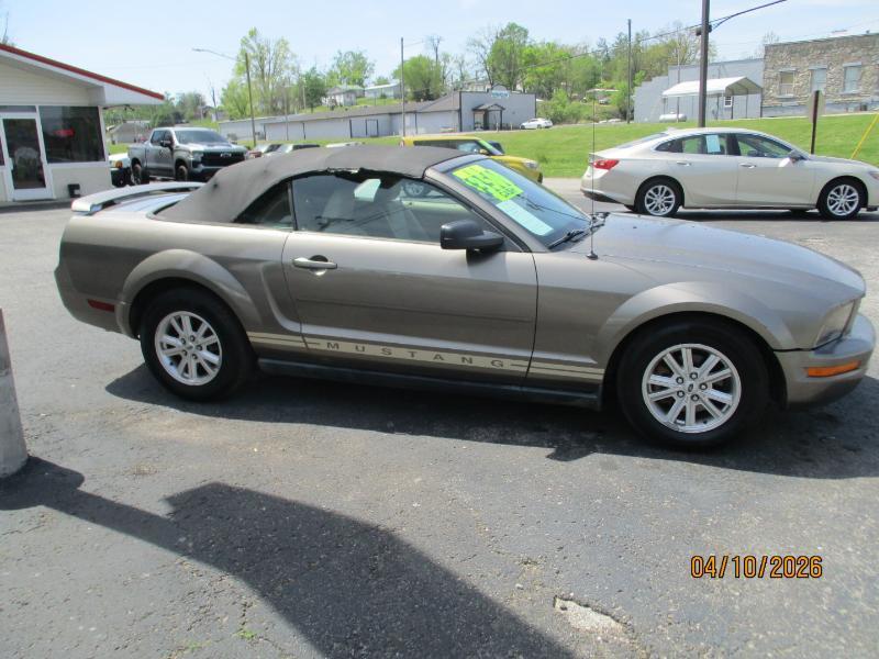 Ford Mustang V6 Deluxe Convertible 2005