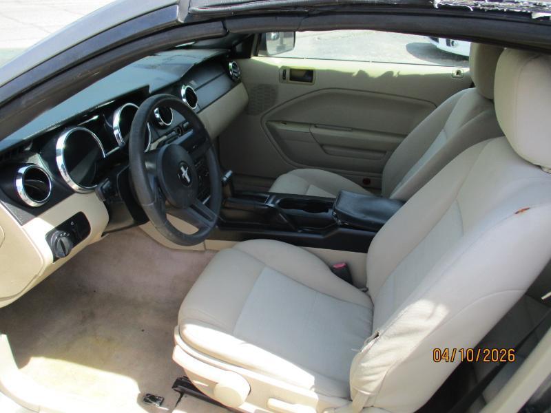 Ford Mustang V6 Deluxe Convertible 2005