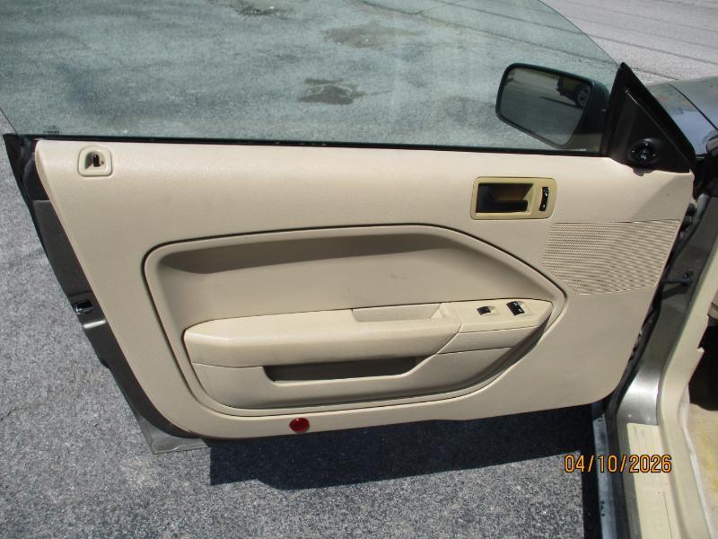 Ford Mustang V6 Deluxe Convertible 2005