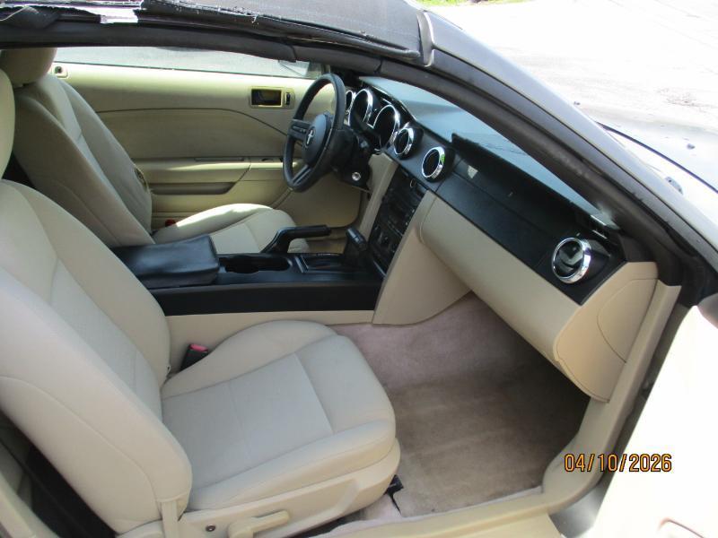 Ford Mustang V6 Deluxe Convertible 2005