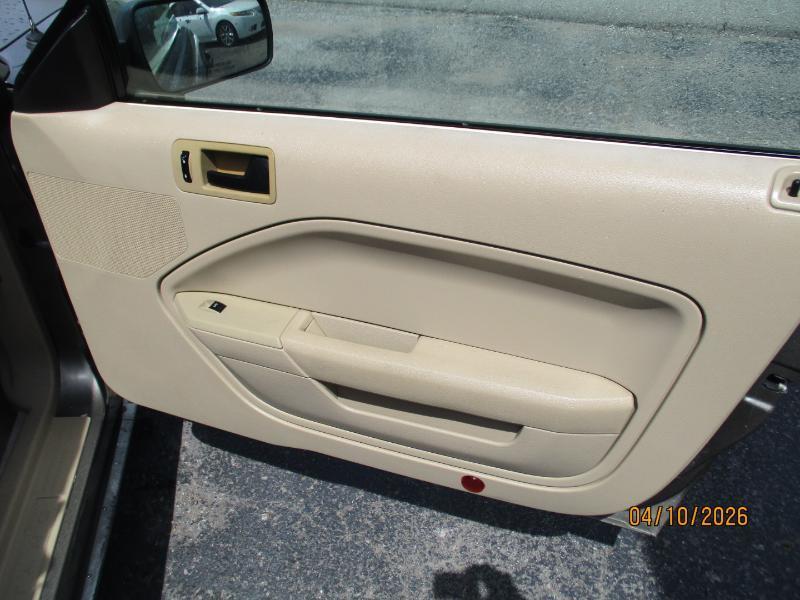 Ford Mustang V6 Deluxe Convertible 2005