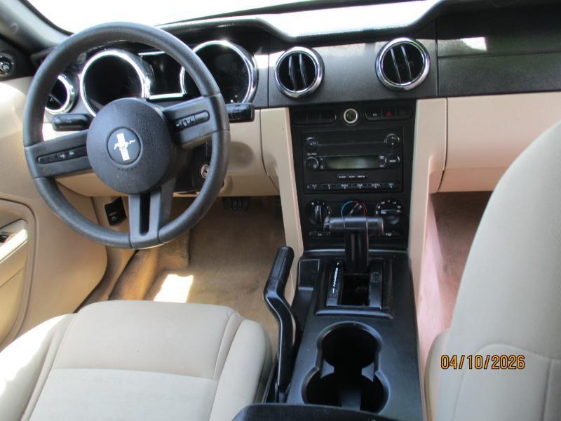 Ford Mustang V6 Deluxe Convertible 2005