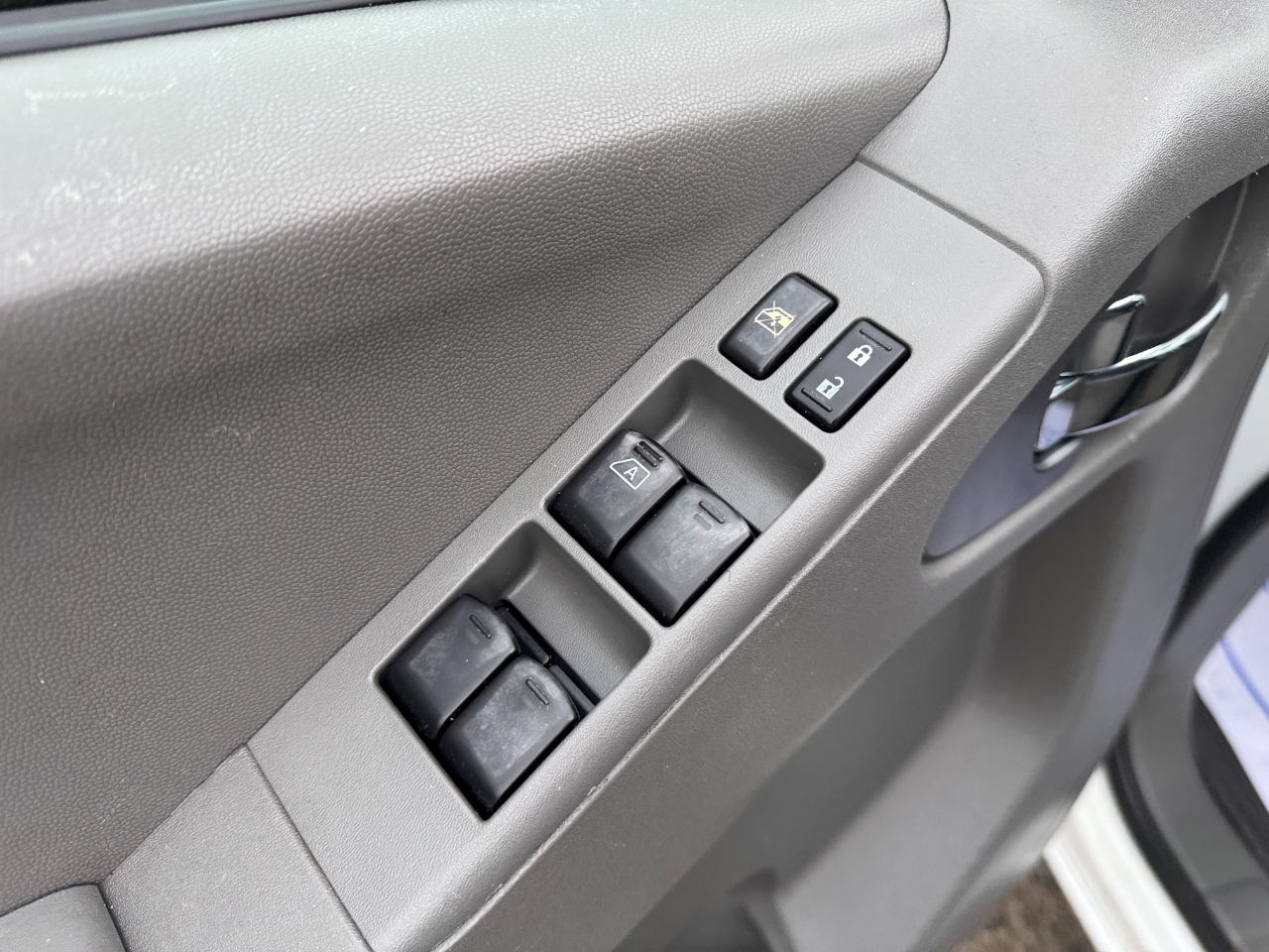 Nissan Frontier 2WD Crew Cab SWB Auto SV 2015