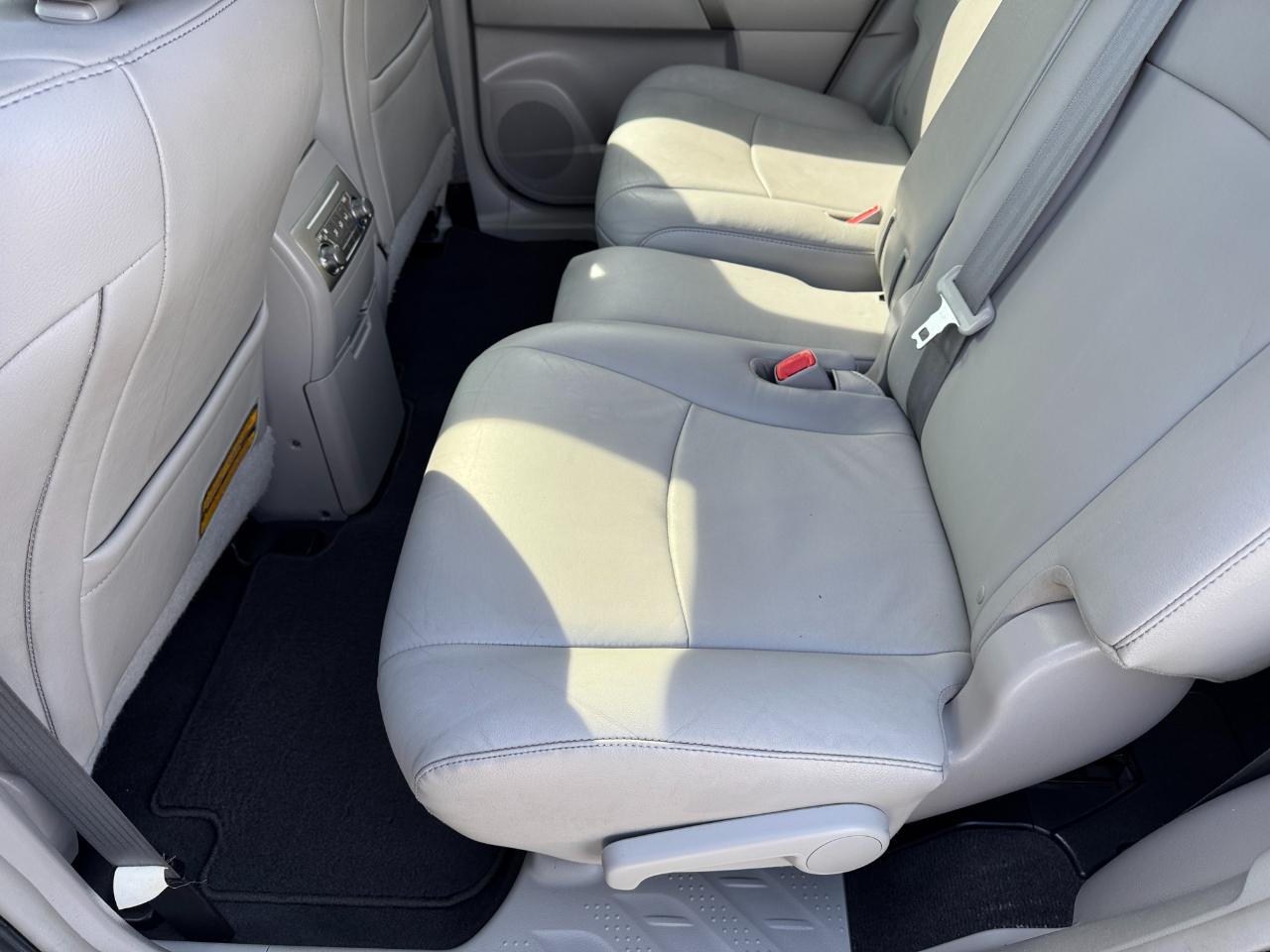 Toyota Highlander FWD 4dr V6 (Natl) 2012