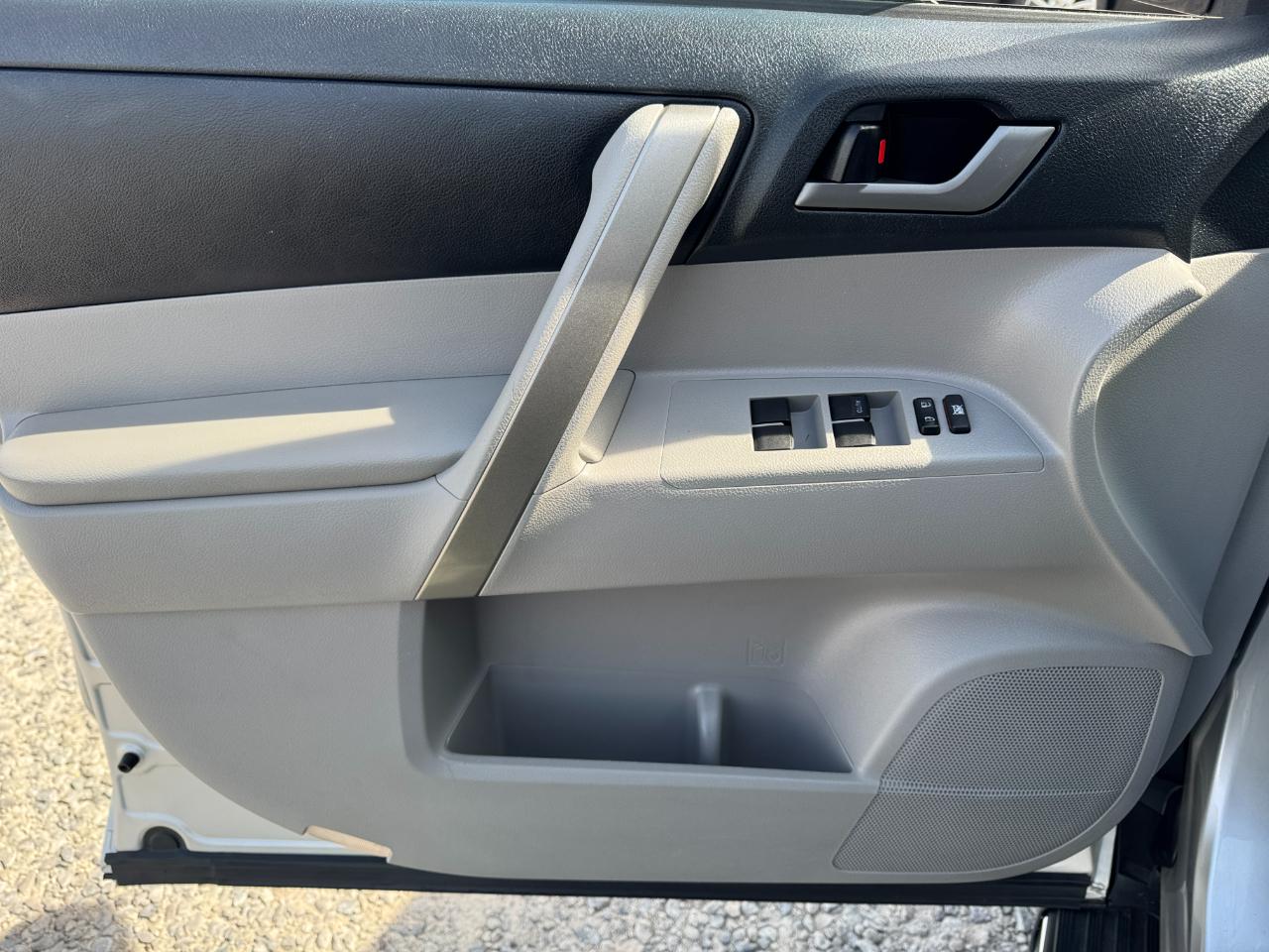 Toyota Highlander FWD 4dr V6 (Natl) 2012