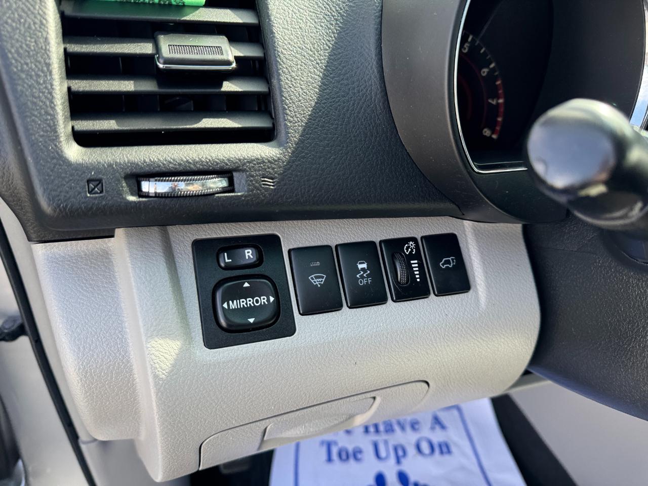 Toyota Highlander FWD 4dr V6 (Natl) 2012