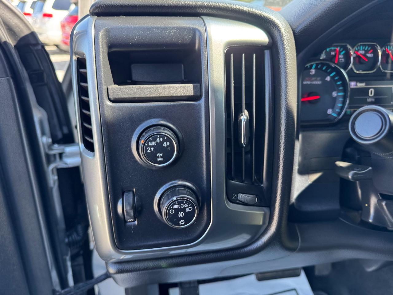 Chevrolet Silverado 1500 4WD Crew Cab 143.5" LT w/2LT 2015