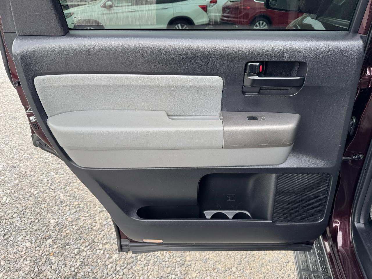 Toyota Sequoia 4WD 5.7L SR5 (Natl) 2016