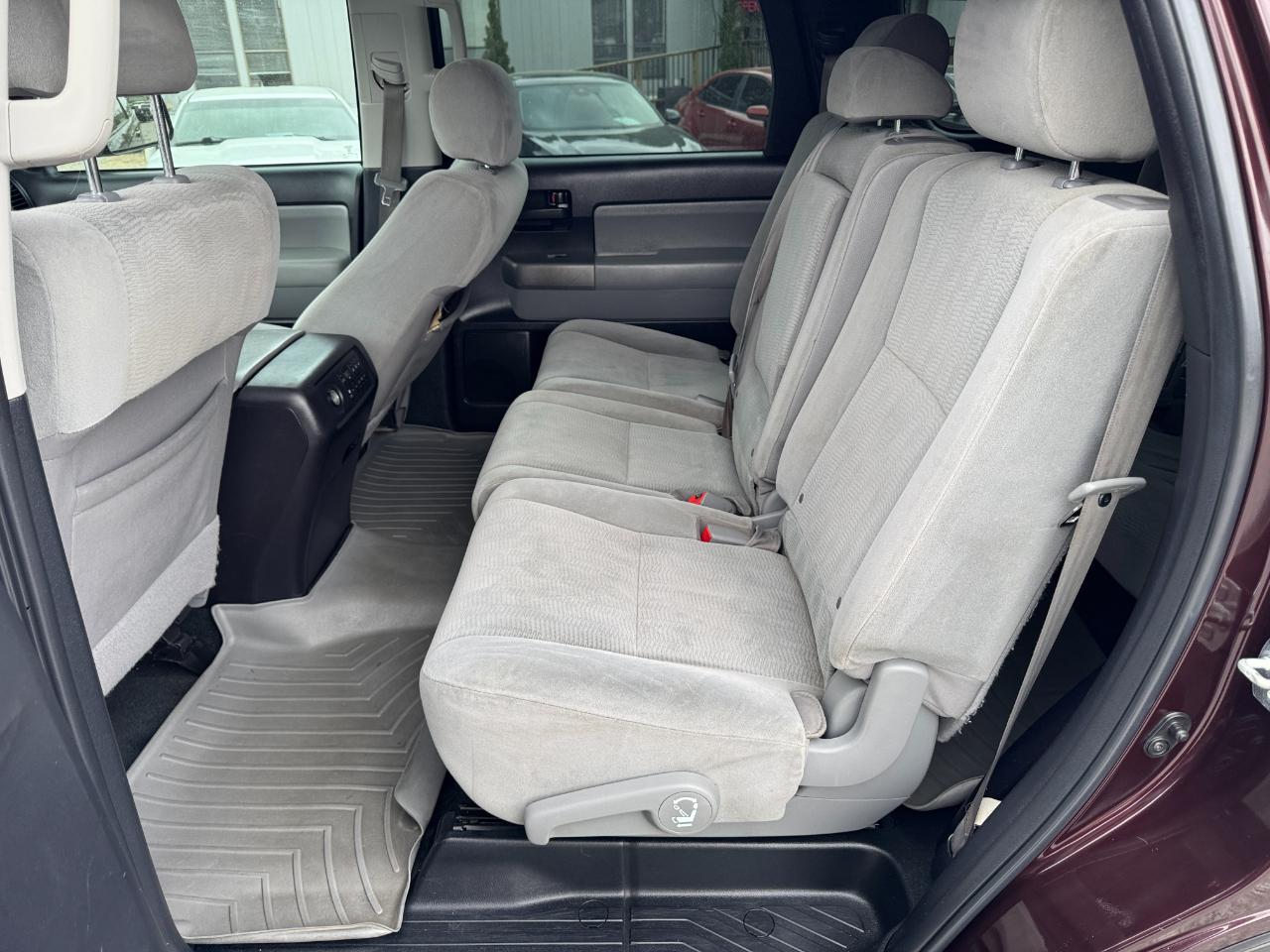 Toyota Sequoia 4WD 5.7L SR5 (Natl) 2016