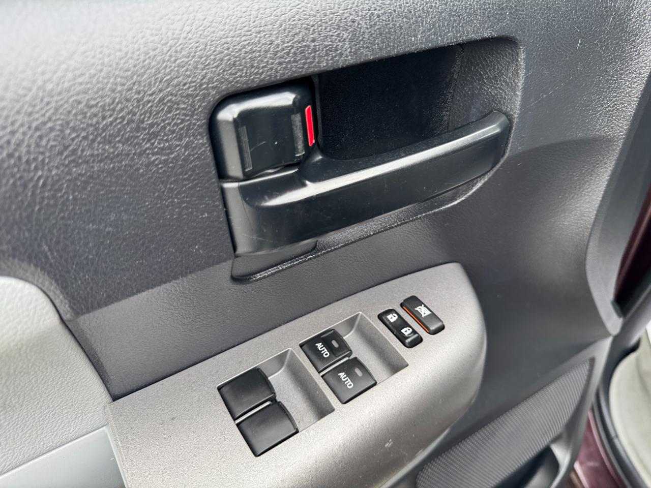 Toyota Sequoia 4WD 5.7L SR5 (Natl) 2016