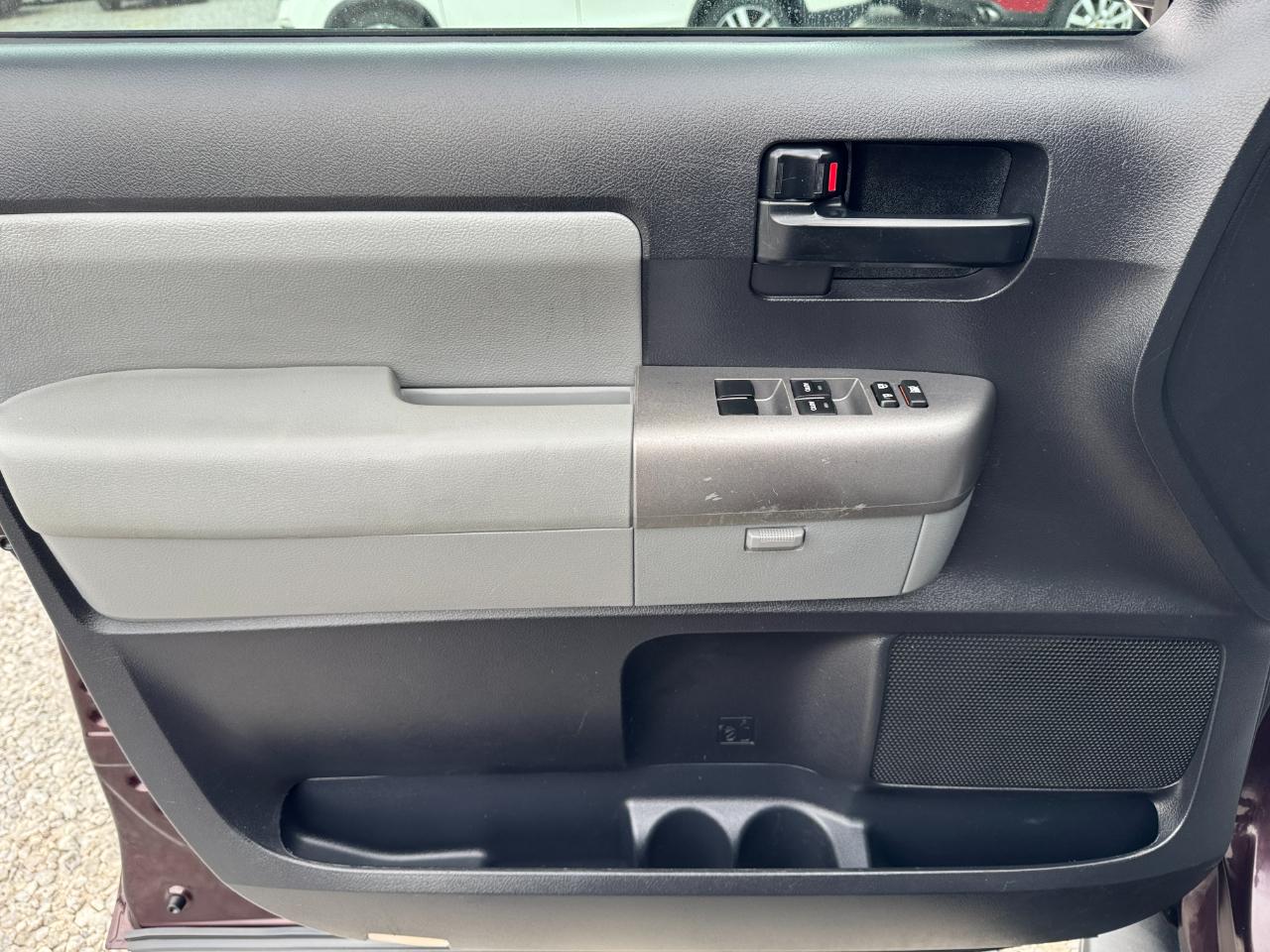 Toyota Sequoia 4WD 5.7L SR5 (Natl) 2016