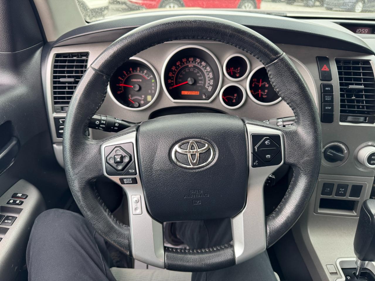 Toyota Sequoia 4WD 5.7L SR5 (Natl) 2016