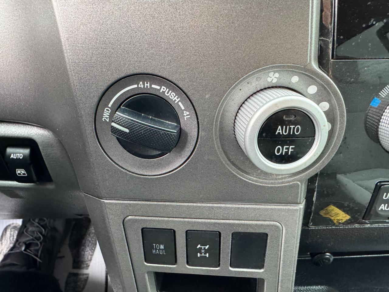 Toyota Sequoia 4WD 5.7L SR5 (Natl) 2016