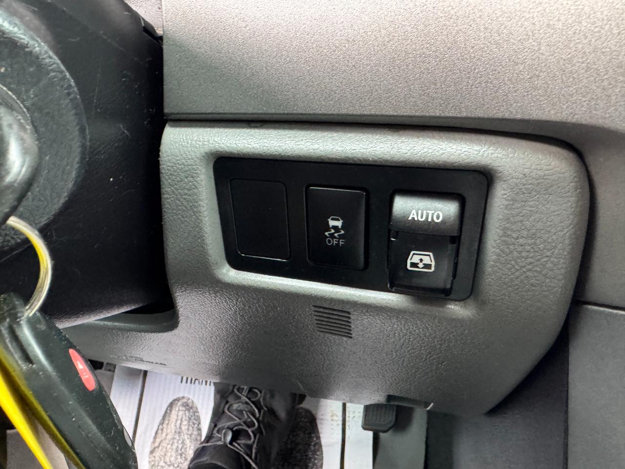 Toyota Sequoia 4WD 5.7L SR5 (Natl) 2016